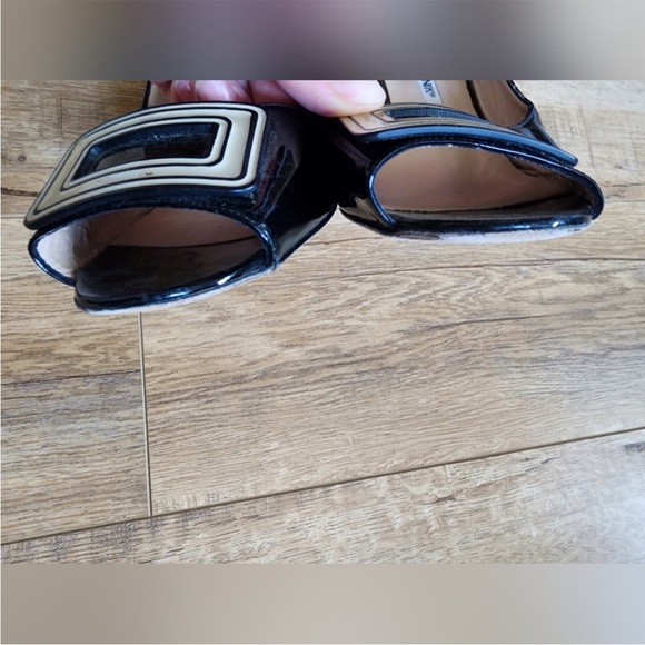 Manolo Blahnik Kitten Heels Buckle Peep Toe Pumps Black Patent Leather 38.5 - Picture 4 of 7